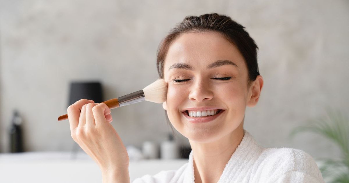 "Blush candy cane", cette méthode pour appliquer son blush donne à vos joues un éclat frais et subtil (top après 50 ans)