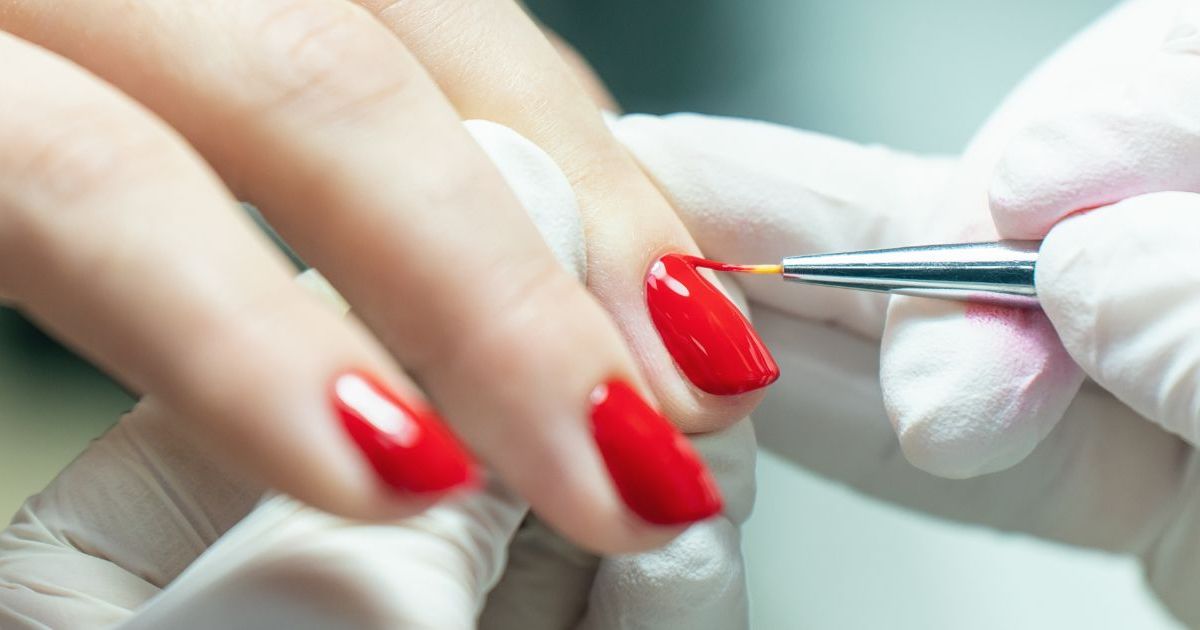 Manucure après 40 ans: les meilleures couleurs de vernis pour Manucure après 40 ans : voici les meilleures couleurs de vernis à ongles pour rajeunir les mains
