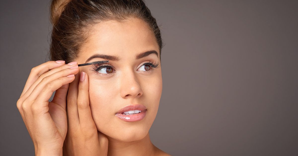 « Cinnamon girl » : cette tendance maquillage assure un teint éclatant à tout âge (Hailey Bieber l'a déjà adoptée)