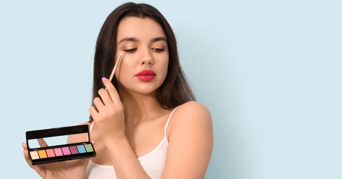 Fard à paupières : voici la couleur de fard à éviter à tout pris après 40 ans selon une maquilleuse (elle vieillit)