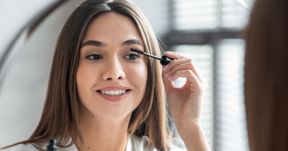 Mascara tendance des années 90 de retour en 2025: idéal Cette couleur de mascara, très tendance dans les années 90, fait son grand retour en 2025 (parfait pour les yeux marron)