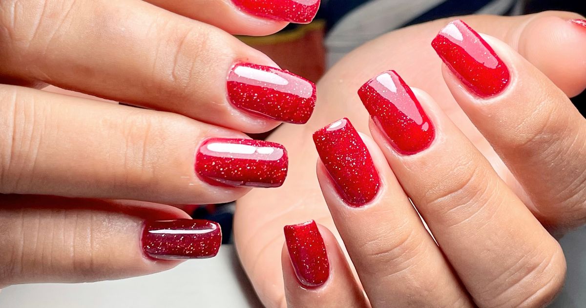 "Glass bauble nails" : exit les paillettes, voici la tendance manucure parfaite pour Noël