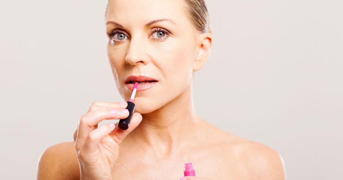 Rouge à lèvres après 50 ans : attention aux couleurs Maquillage après 50 ans : voici les “pires” couleurs de rouge à lèvres à porter cet hiver (celles qui vieillissent)