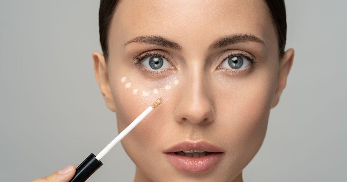 Adieu les cernes grâce à ces 7 correcteurs révolutionnaires qui donnent aux peaux matures un éclat radieux