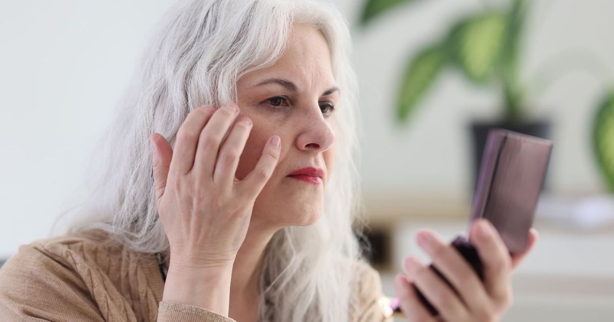 Erreurs maquillage 60 ans : rides marquées & visage vieilli Maquillage après 60 ans : voici les erreurs qui marquent le plus les rides, celles qui vieillissent le plus le visage