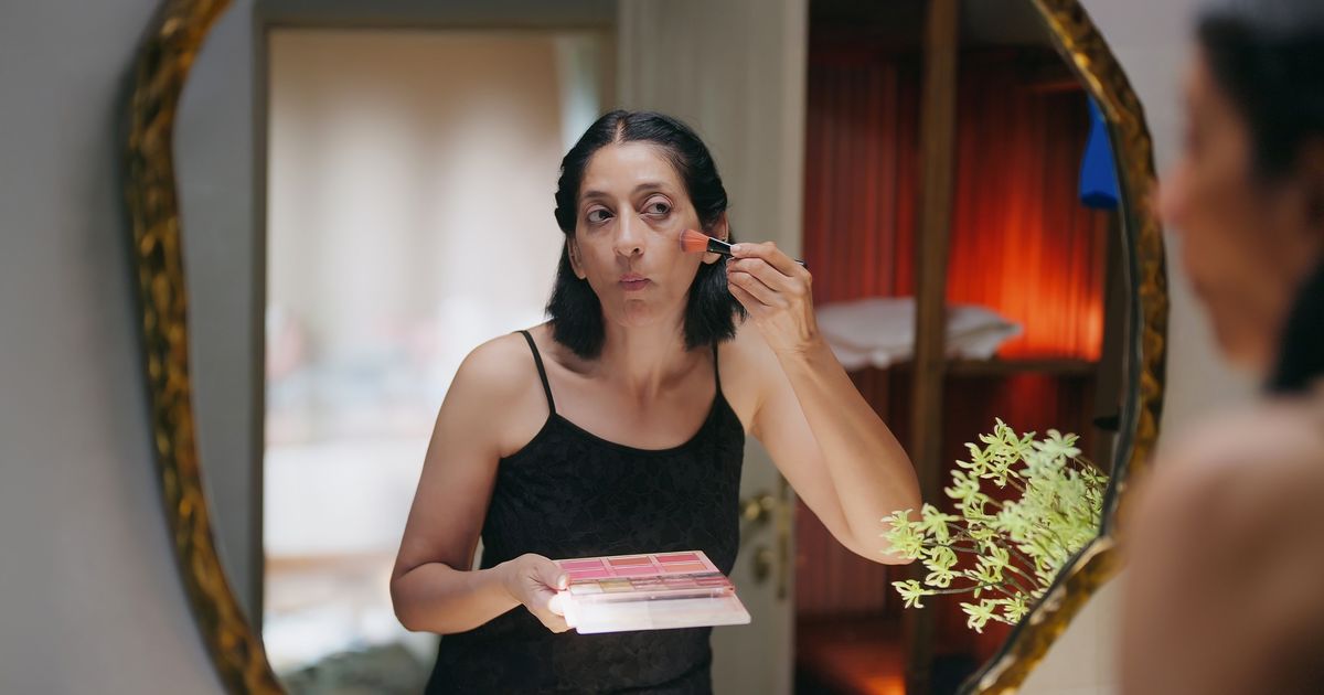 Je suis maquilleuse professionnelle et voici les 13 meilleurs blushs pour les peaux matures (vos alliés après 50 ans)