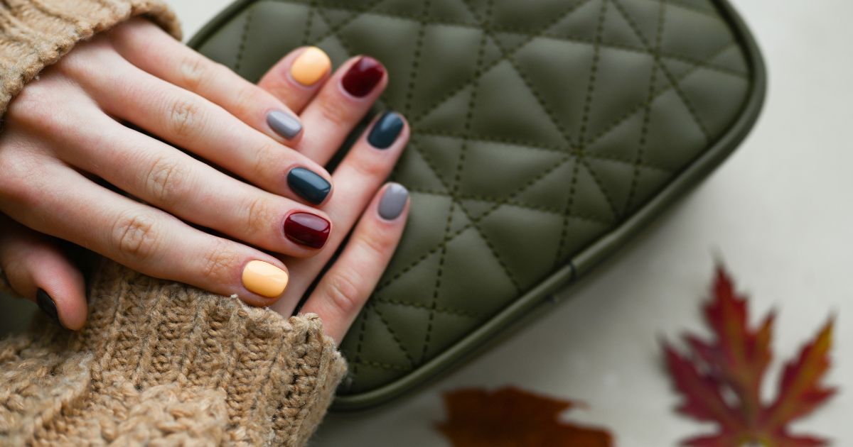 Manucure « Black Cherry »: La Tendance Incontournable Pour les Fêtes Fini les ongles rouges pour les fêtes, la manucure "black cherry" est la tendance incontournable de cette fin d’année