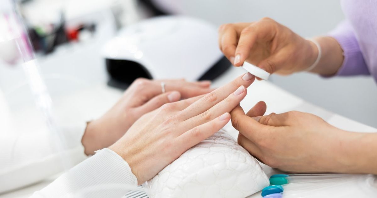 Manucure « scrapbooking » rétro: adieu minimalisme, bonjour années 2000 Loin des tendances minimalistes, cette manucure "scrapbooking" débarque des années 2000 (on ne valide pas)