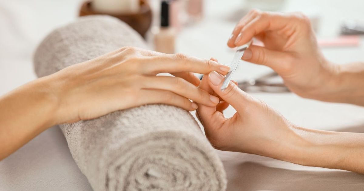 Manucure tendance: La couleur incontournable de l’hiver (6 façons de Oubliez le vernis rouge : voici la couleur de manucure la plus tendance de l'hiver (et 6 façons de la porter)