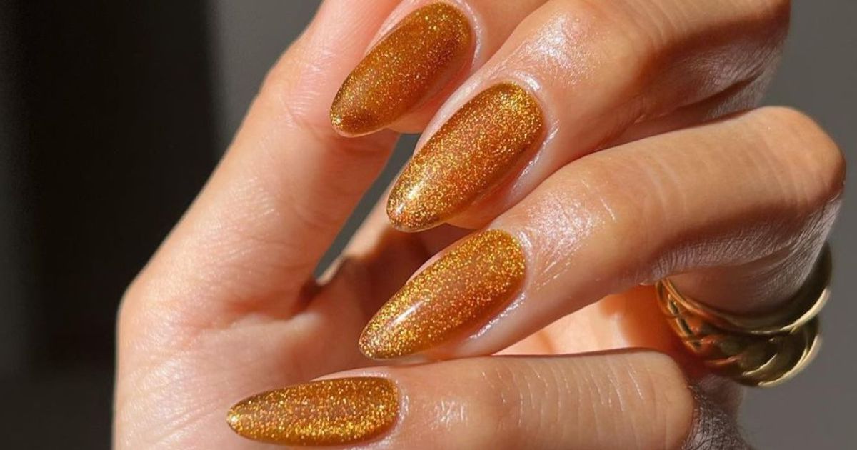 Après les ongles chromés, le Cinnamon glazed nails est la parfaite tendance manucure pour lutter contre le froid