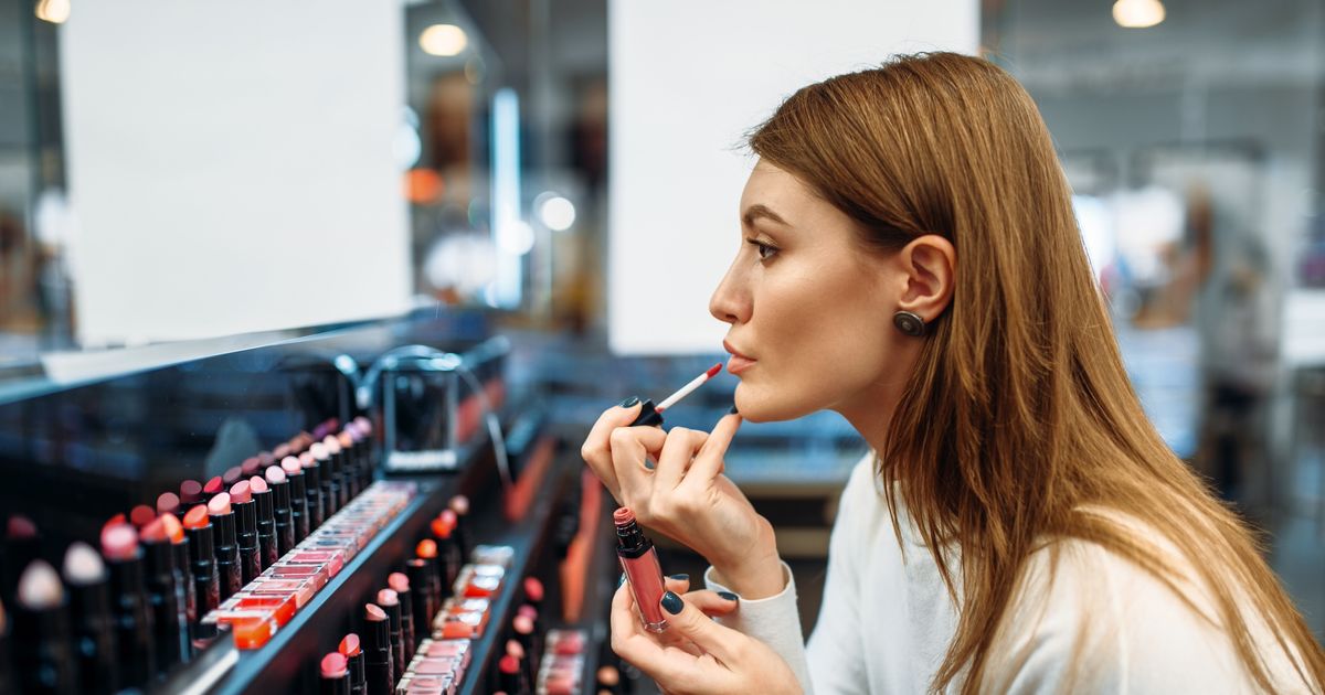 Cette couleur de maquillage "ringarde" fait un retour surprise dans les tendances 2025 (+30% de recherches)