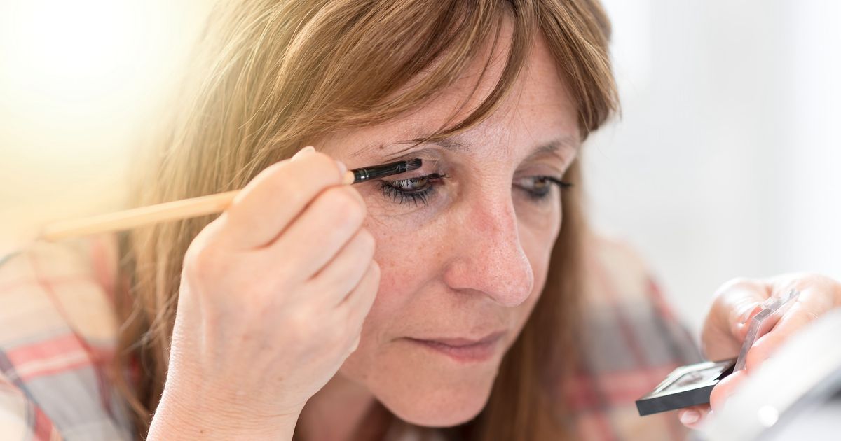 Ces 3 façons d'appliquer un fard à paupières sont “mémérisantes” selon une maquilleuse (elles vieillissent après 50 ans)