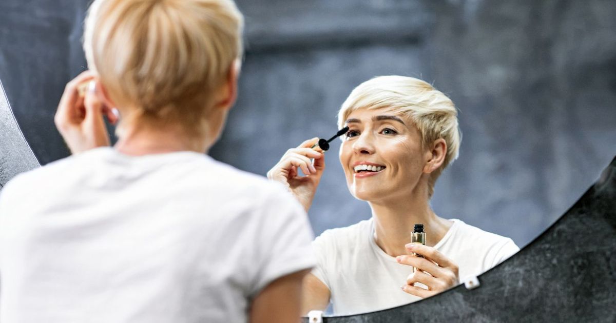 4 astuces make-up pour lifter et rajeunir le regard après Paupières tombantes après 50 ans : 4 astuces make-up géniales pour lifter et rajeunir le regard, selon une maquilleuse