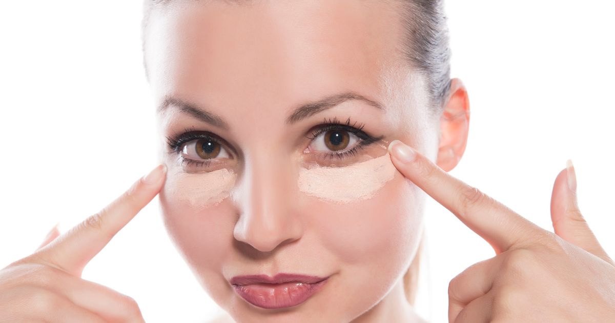 Anti-cernes: Erreur à éviter par les femmes de plus de Cette erreur "mémérisante" que les femmes de plus de 40 ans doivent éviter avec leur anti-cernes