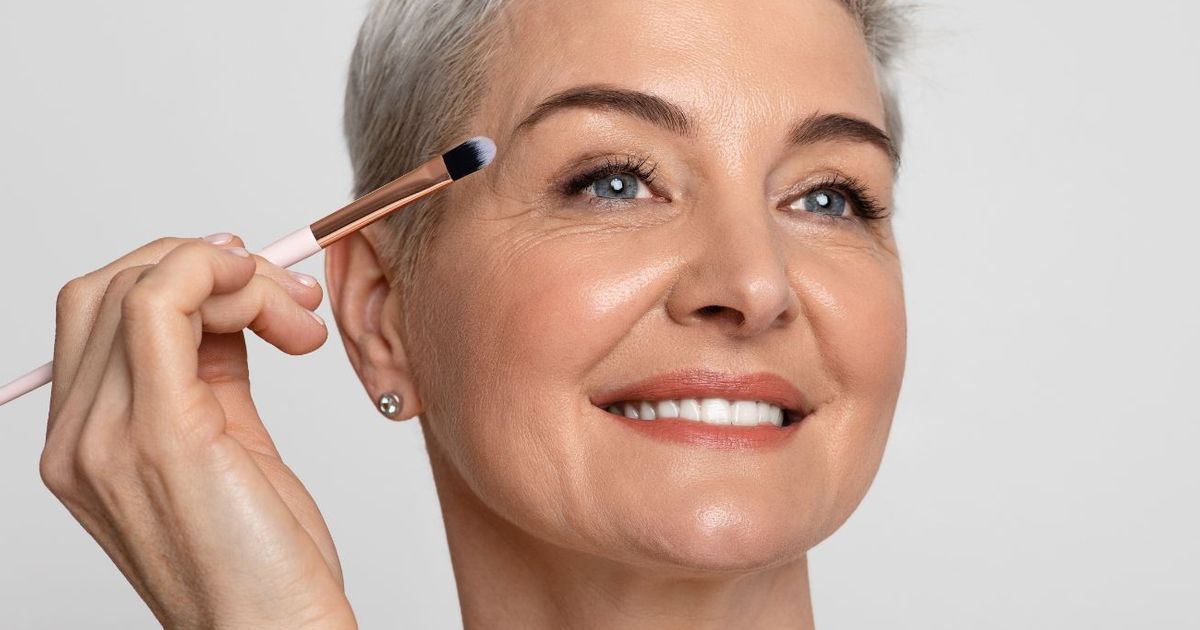 Lifter le regard après 50 ans: découvrez l’astuce méconnue de Paupières tombantes : l’“eyelid highlight”, l’astuce méconnue la plus efficace pour lifter le regard après 50 ans
