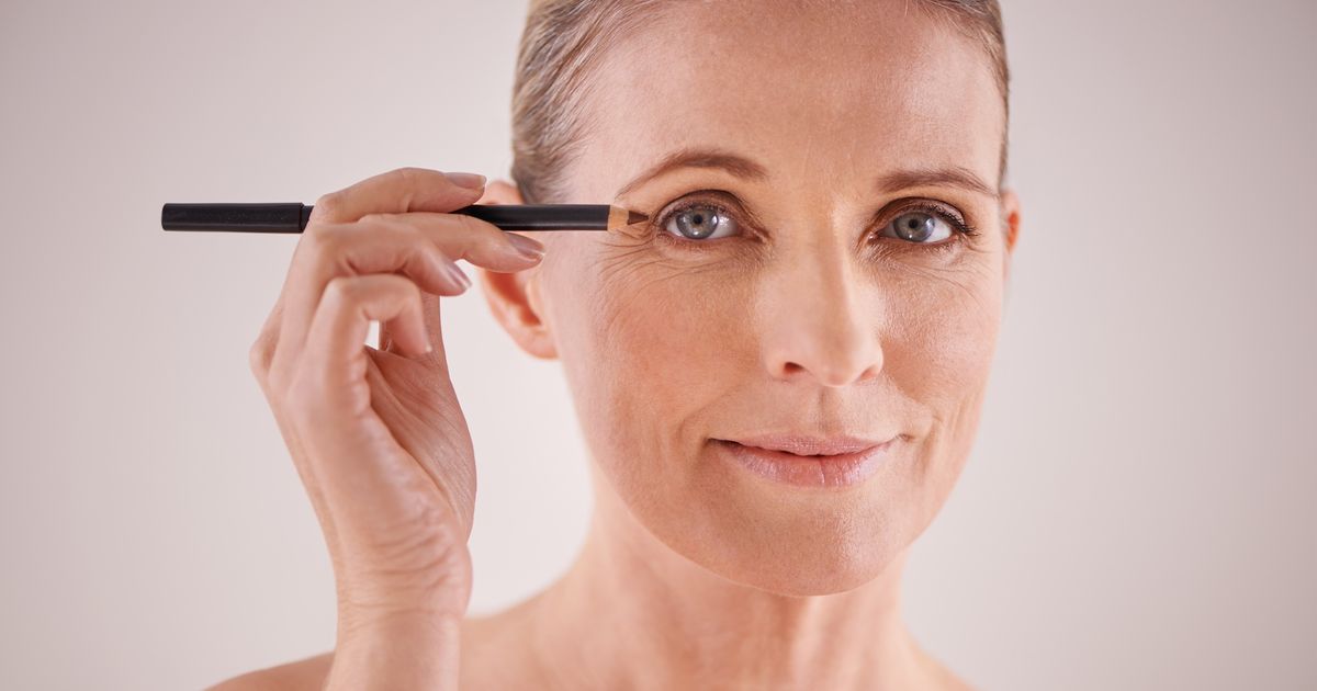 Paupières tombantes : le “tight-lining” est l’astuce make-up la plus efficace pour lifter le regard après 50 ans