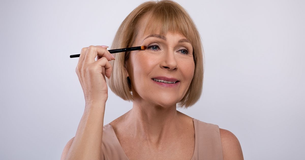 Paupières tombantes après 50 ans : voici l’astuce la plus efficace pour “lifter” son regard selon une maquilleuse