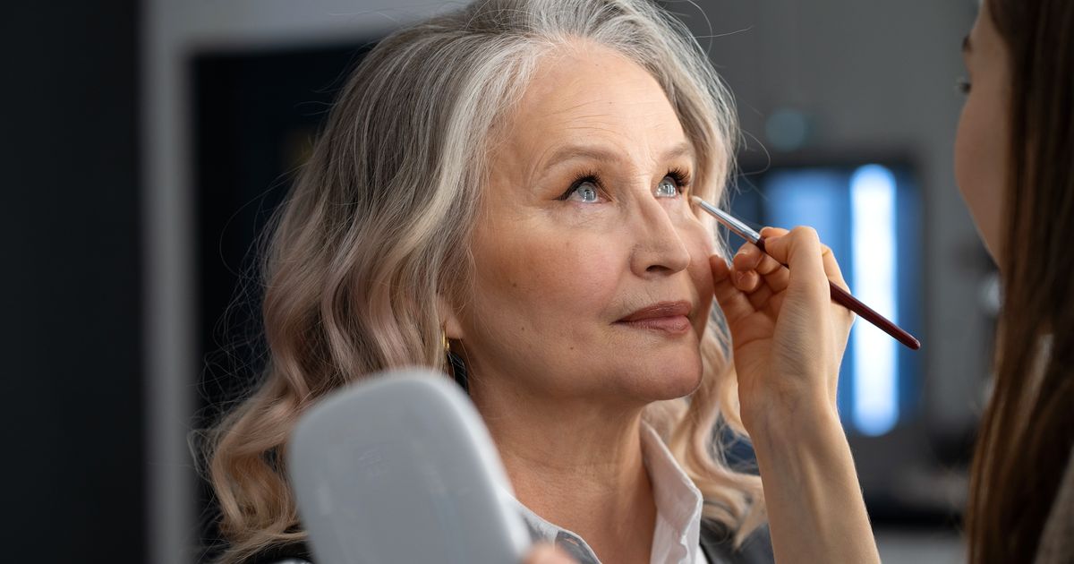 Paupières tombantes après 50 ans : voici les deux meilleures couleurs de fards à paupières pour lifter le regard