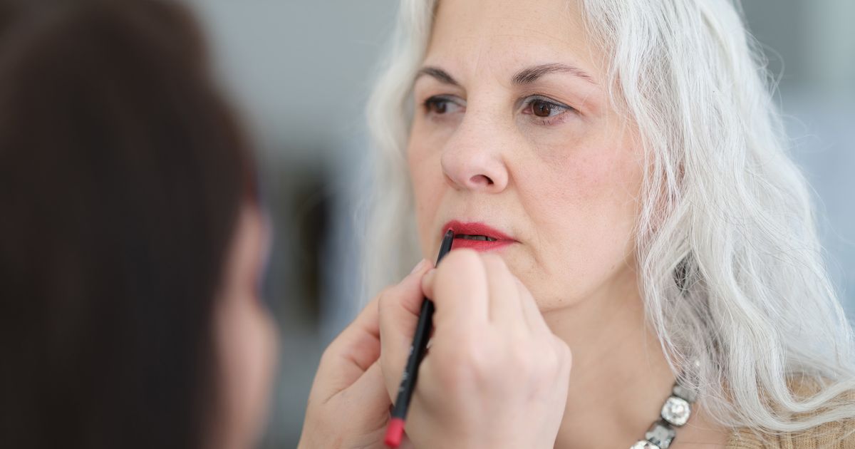 Maquillage après 50 ans : cette erreur fait paraître les lèvres “plus vieilles et plus tombantes” selon une experte