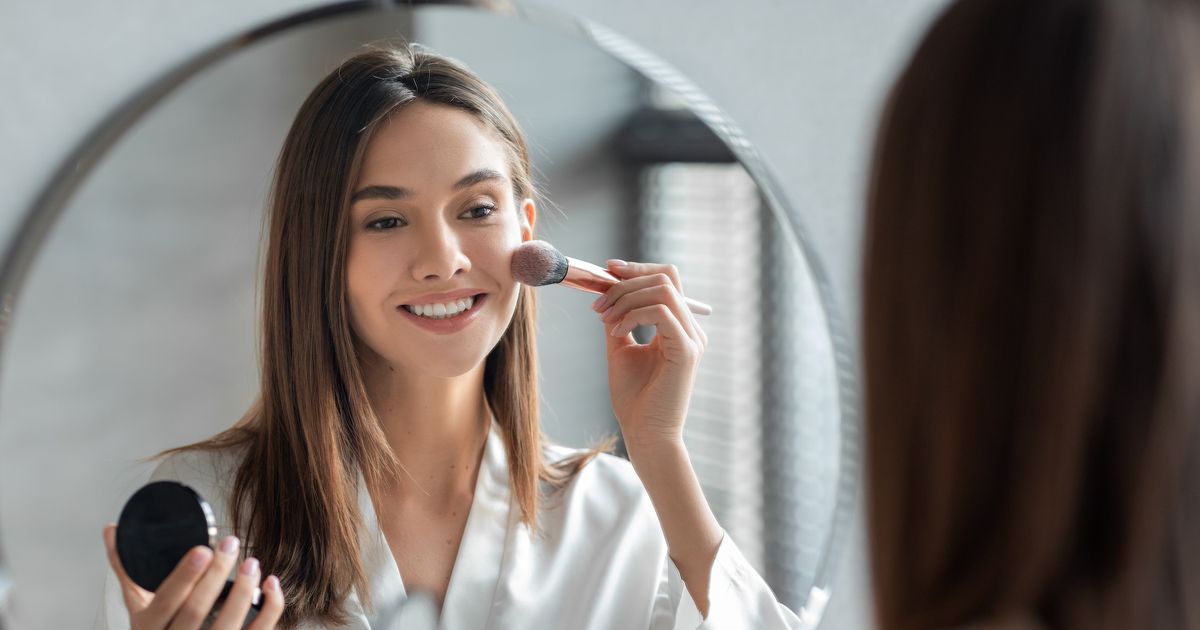 Fini le blush trop prononcé, voici la tendance maquillage à adopter pour avoir bonne mine au printemps