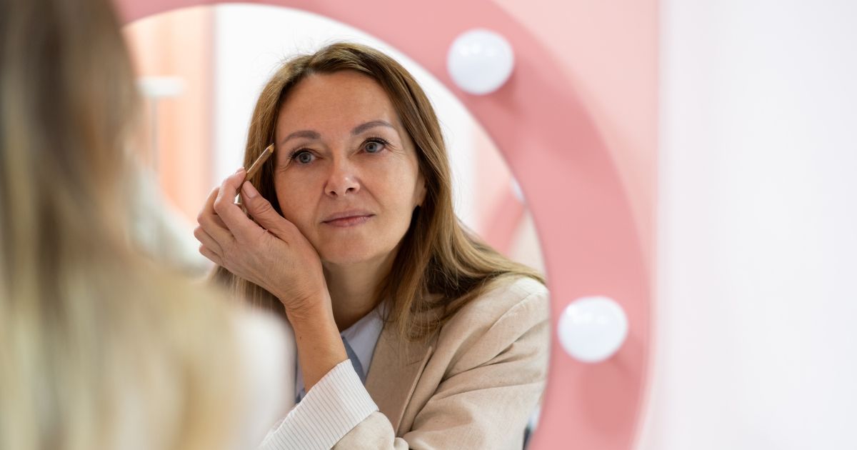 Paupières tombantes après 50 ans : ce détail insignifiant peut totalement transformer le regard selon une maquilleuse