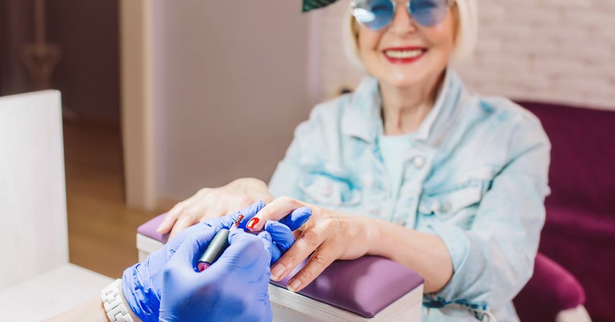 Ces 5 teintes de vernis à ongles sont idéales pour les peaux matures (elles donnent un coup de jeune aux mains)