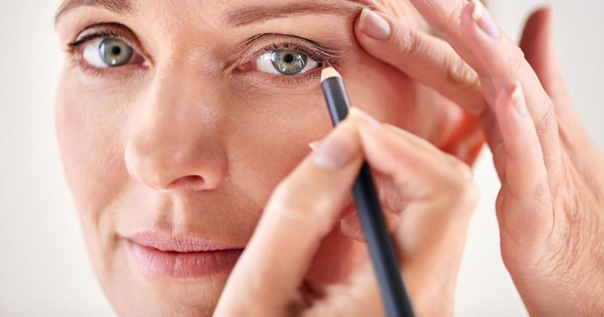 Paupières tombantes : fini le crayon, voici le meilleur maquillage avec de l’eyeliner pour lifter le regard après 50 ans