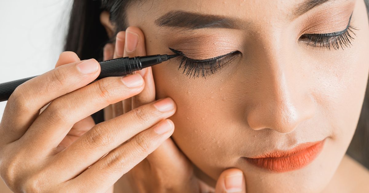 Paupières tombantes : appliquer son eyeliner de cette façon est le meilleur moyen de rajeunir le regard selon un expert