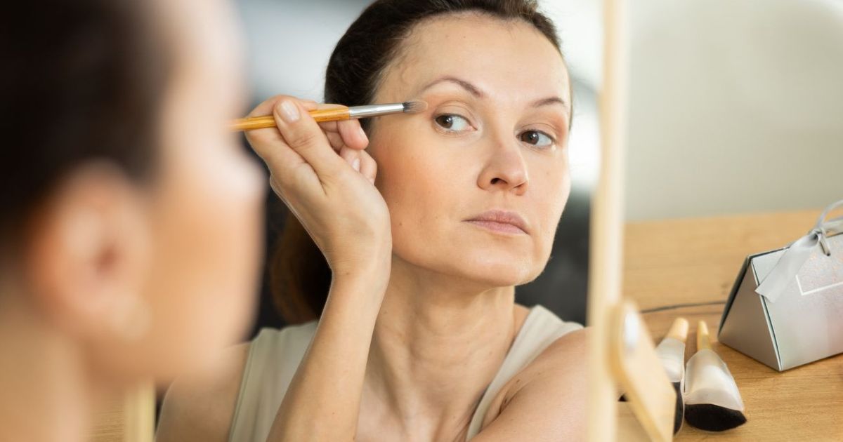Paupières tombantes : fini l’eyeliner, voici le meilleur fard à paupières pour lifter le regard après 50 ans