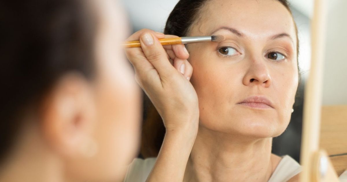 Fini les paupières tombantes, l’astuce des “3 points” d’une maquilleuse est géniale pour lifter le regard après 50 ans