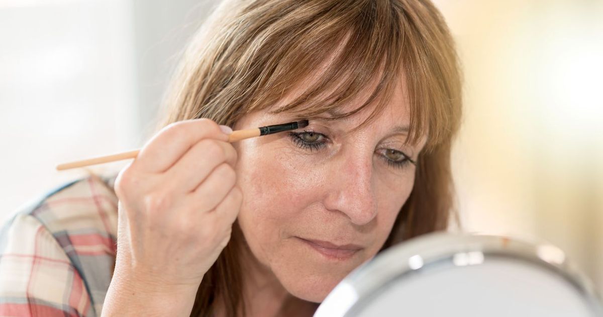 Paupières tombantes : oubliez l’eyeliner, voici la règle d’or à suivre pour votre maquillage des yeux après 50 ans