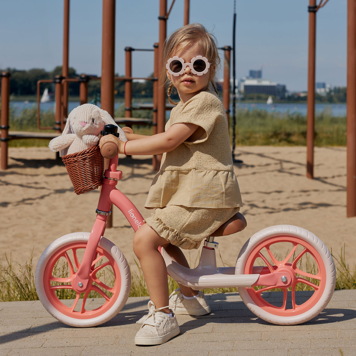 Les étapes de la mobilité : porteurs et trotteurs adaptés à chaque âge de l’enfant