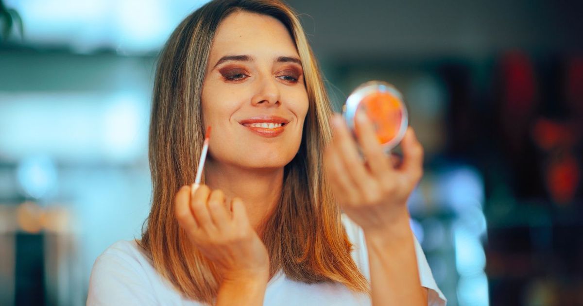 Huiles à lèvres et gloss repulpants : les nouveautés pour des lèvres pulpeuses sans marquer les rides après 50 ans