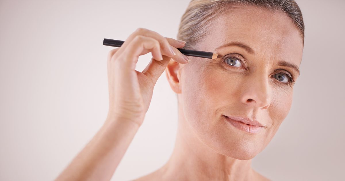 Paupières tombantes : le “reverse eyeliner” est le maquillage idéal pour lifter le regard après 50 ans selon une experte