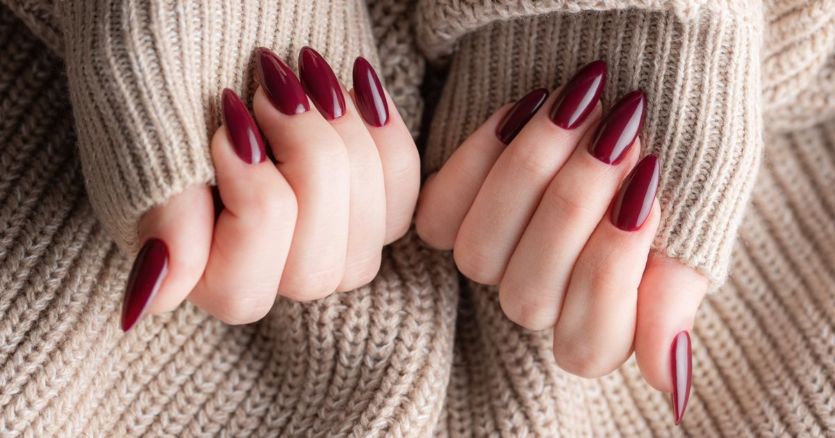 Oubliez les couleurs trop excentriques, cette nuance de vernis à ongles classique fait fureur en 2025