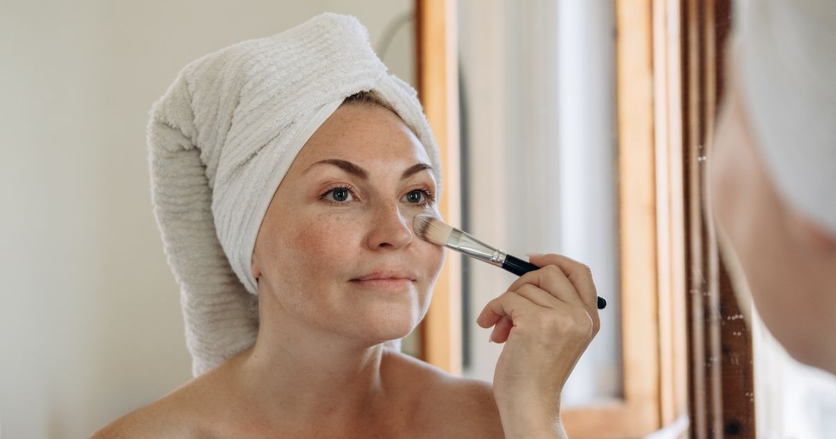 Maquillage après 40 ans : cette erreur fatale avec votre anti-cernes vous vieillit de 10 ans