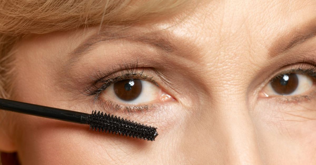 Paupières tombantes : fini l’eyeliner, cette astuce étonnante d’une maquilleuse lifte et rajeunit le regard après 50 ans