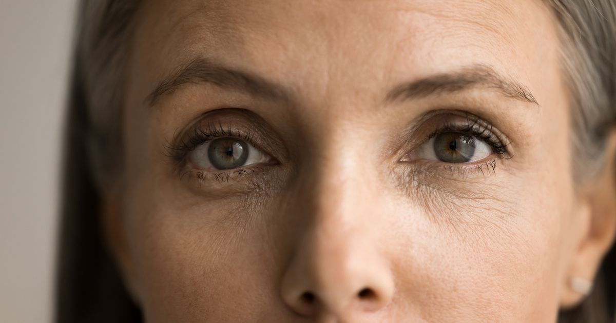 Astuce maquillage: lifter regard avec crayon après 50 ans Sourcils tombants après 50 ans : cette astuce avec un crayon permet de lifter le regard selon un maquilleur