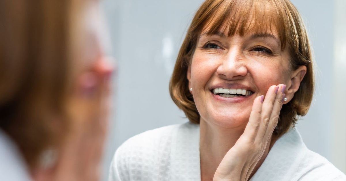 "Je suis maquilleuse et voici la seule technique de maquillage efficace pour lisser les rides après 60 ans"