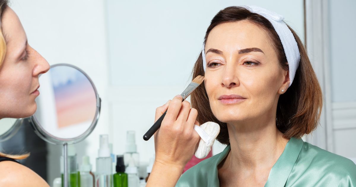 Maquillage après 50 ans : l'astuce des “4 points” est la plus efficace pour lifter une paupière tombante