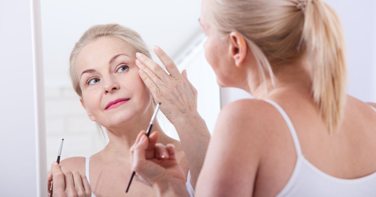 Maquillage après 50 ans : 3 erreurs à ne pas faire avec une ombre à paupières car elles “vieillissent de 10 ans”