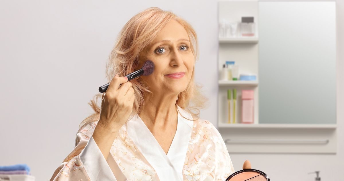 Maquillage après 50 ans : voici le “pire” fond de teint qui marque les rides et vieillit le visage selon un maquilleur