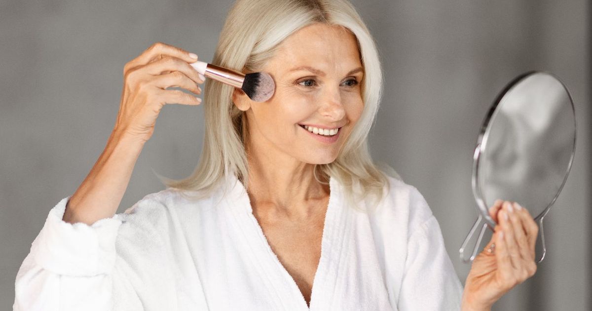 Maquillage après 60 ans : je suis maquilleur et voici mes meilleures astuces pour lisser vos rides avec du fond de teint