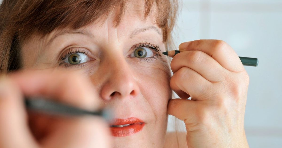 Paupières tombantes : fini le crayon, voici la technique inratable pour agrandir et lifter le regard selon un maquilleur