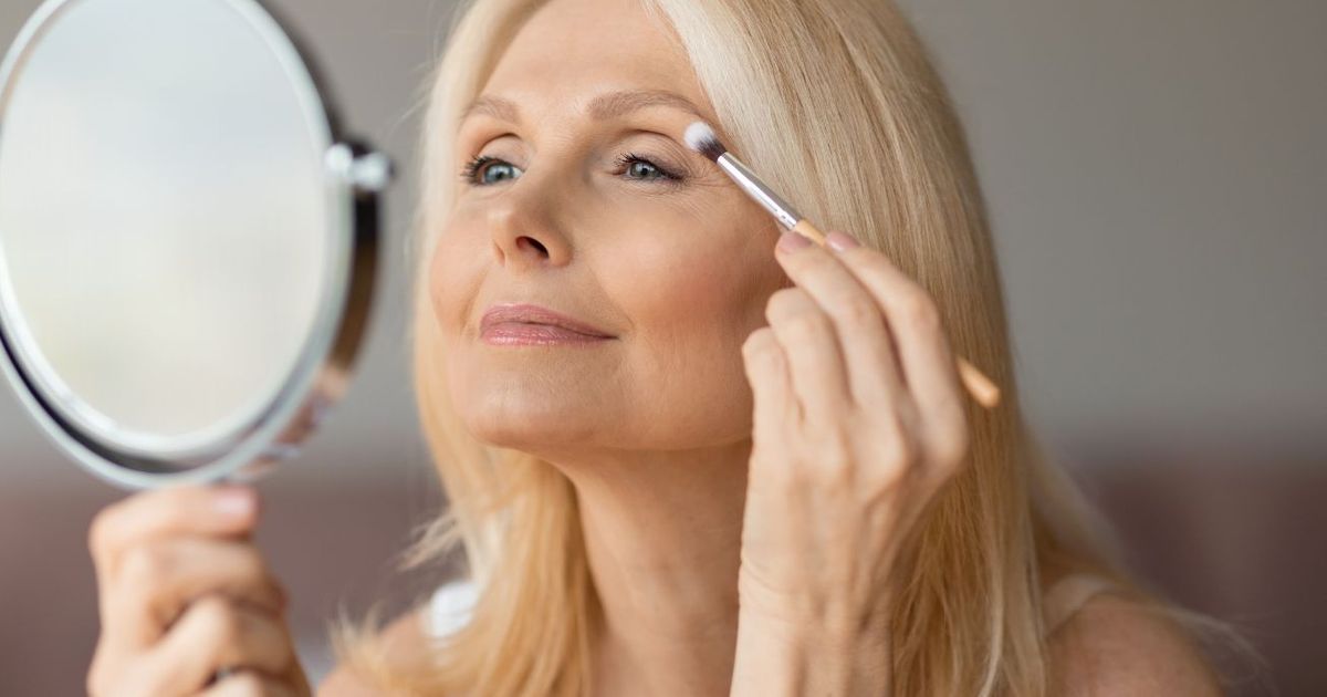 Paupières tombantes : fini le maquillage qu'on ne voit pas, voici l'astuce du "V" pour lifter le regard après 50 ans