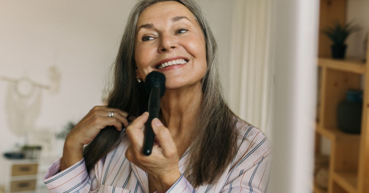 Paupières tombantes : voici le produit n°1 à avoir dans sa trousse de maquillage après 50 ans selon une experte