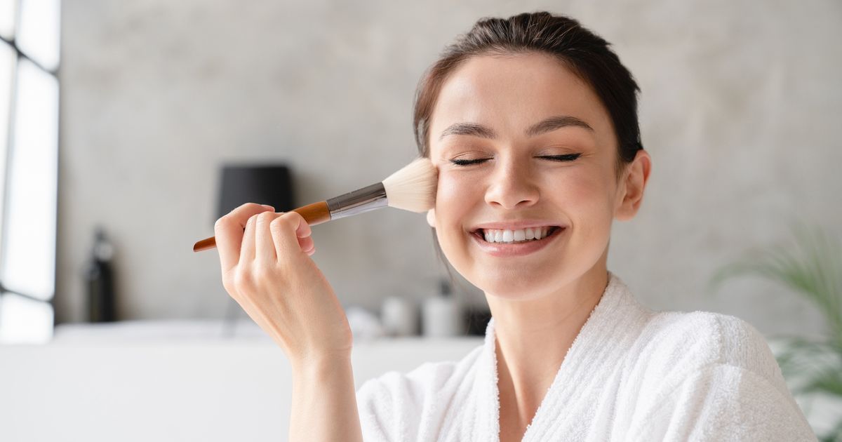 Fini le contouring, le “powder mapping” est la meilleure astuce maquillage pour sculpter son visage après 50 ans