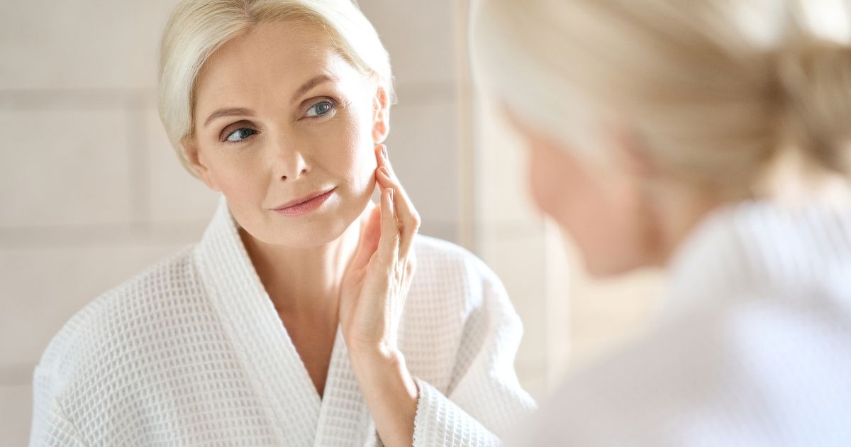 Oubliez l'enlumineur, le "glassy highlighter" est le meilleur produit pour rajeunir sa peau après 50 ans