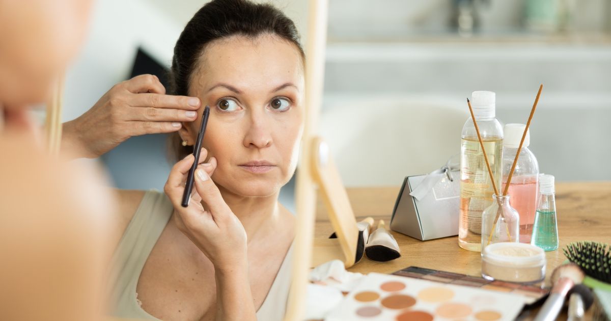 Paupières tombantes : fini l’eyeliner, voici le meilleur produit pour agrandir et lifter le regard selon une maquilleuse