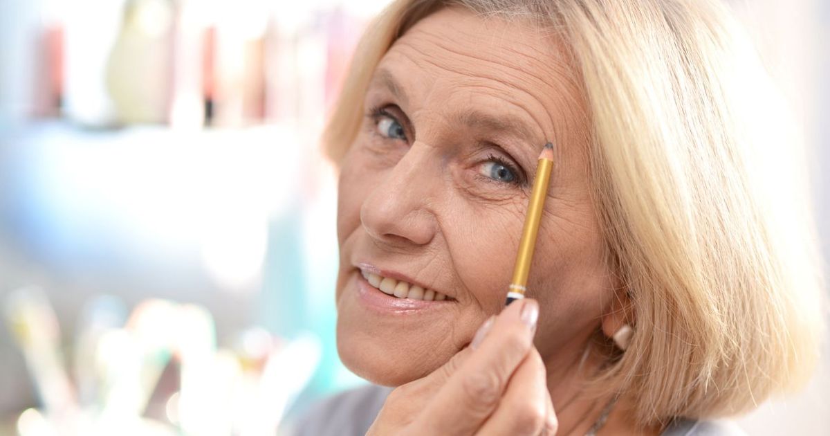 Sourcils fins et clairsemés : "Je suis maquilleuse et voici le meilleur crayon pour les sourcils blancs après 60 ans"